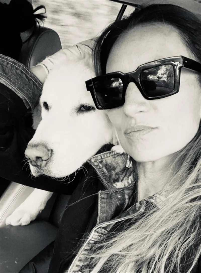 Karine, titulaire de l'ACACED, avec un chien de la meute de sa pension à Bastia