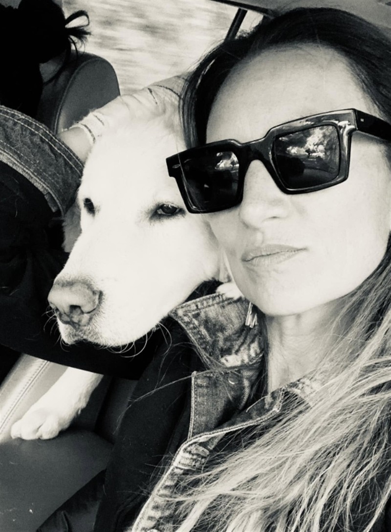 Karine, éducatrice titulaire de l'ACACED, avec un chien de la meute